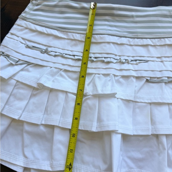 Rare lululemon athletica White and Gray Striped tennis Skirt - Picture 6 of 6